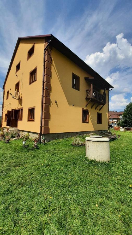 Gostyniy Dvir Petrovski Vorokhta Exterior photo