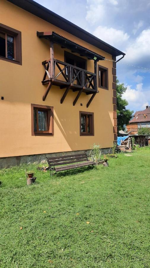 Gostyniy Dvir Petrovski Hotel Vorokhta Exterior photo